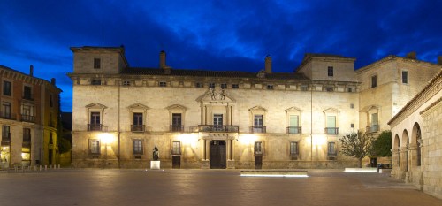 Palacio Hurtado de Mendoza y Monumento a Diego Láinez